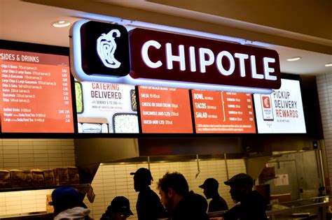 The estimated base <b>pay</b> is $28 <b>per hour</b>. . Chipotle pay per hour